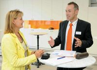 Andreas Bauer, Head of Product Management PSM, U.I. Lapp erläutert Redakteurin Ines Näther welche kniffligen Kriterien ein Kabelhersteller in der Lebensmittelindustrie lösen muss.