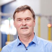 Dirk Lorenz, Bereichsleiter Steuerung und Modernisierung, Dambach Lagersysteme: „Für die hohe Verfügbarkeit der Anlage sorgt auch, dass die Shuttlefahrzeuge im Kanal verbleiben und bei Bedarf mit der auf dem RBG installierten Ladestation mit Energie versorgt werden.“ Dirk Lorenz, Bereichsleiter Steuerung und Modernisierung, Dambach Lagersysteme: „Für die hohe Verfügbarkeit der Anlage sorgt auch, dass die Shuttlefahrzeuge im Kanal verbleiben und bei Bedarf mit der auf dem RBG installierten Ladestation mit Energie versorgt werden.“