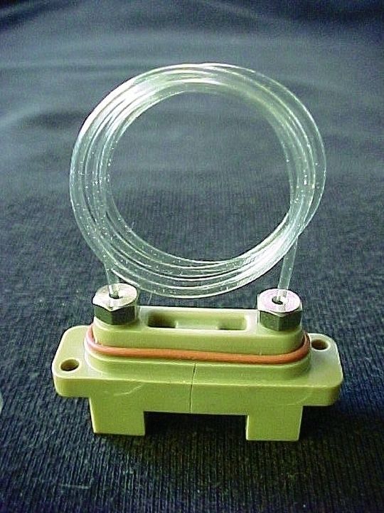 Abb. 1 Degaser mit dem neuen Teflon AF Material: nur 0,5 ml Schlauchvolumen sind für eine ausreichende Entgasung in der HPLC nötig. Abb. 1 Degaser mit dem neuen Teflon AF Material: nur 0,5 ml Schlauchvolumen sind für eine ausreichende Entgasung in der HPLC nötig.