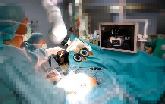Das OTS im Einsatz: Es kann Operateure überall dort unterstützen, wo chirurgisches Werkzeug im Körperinneren möglichst genau lokalisiert werden muss. Das OTS im Einsatz: Es kann Operateure überall dort unterstützen, wo chirurgisches Werkzeug im Körperinneren möglichst genau lokalisiert werden muss.