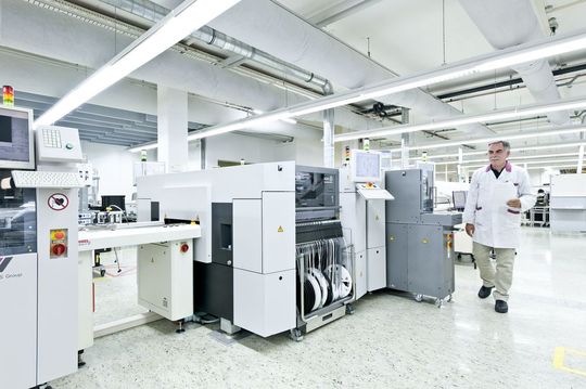 Nach der Entwicklung sorgt Hochleistungstechnologie wie dieser Bestücker bei Bebro Electronic für eine effiziente Fertigung. Nach der Entwicklung sorgt Hochleistungstechnologie wie dieser Bestücker bei Bebro Electronic für eine effiziente Fertigung.