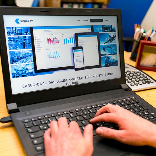Cargo-Bay versteht sich sowohl als Handelsplattform als auch als Netzwerk für Auftraggeber und Transportdienstleister. Cargo-Bay versteht sich sowohl als Handelsplattform als auch als Netzwerk für Auftraggeber und Transportdienstleister.
