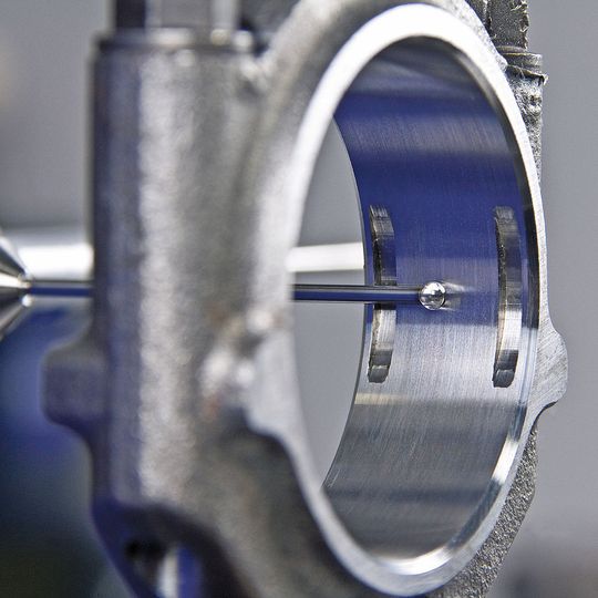Anders als bei Tastkugeln aus Rubin oder Siliziumnitrid beeinträchtigt Diamanttaster weder der Kontakt mit sehr harten noch mit besonders weichen Werkstücken. Somit lassen sich Werkstücke damit scannen, ohne dass die Tasterkugel regelmäßig gereinigt oder ausgewechselt werden muss. Der Durchsatz steigt bei einer erhöhten Messsicherheit. Anders als bei Tastkugeln aus Rubin oder Siliziumnitrid beeinträchtigt Diamanttaster weder der Kontakt mit sehr harten noch mit besonders weichen Werkstücken. Somit lassen sich Werkstücke damit scannen, ohne dass die Tasterkugel regelmäßig gereinigt oder ausgewechselt werden muss. Der Durchsatz steigt bei einer erhöhten Messsicherheit.