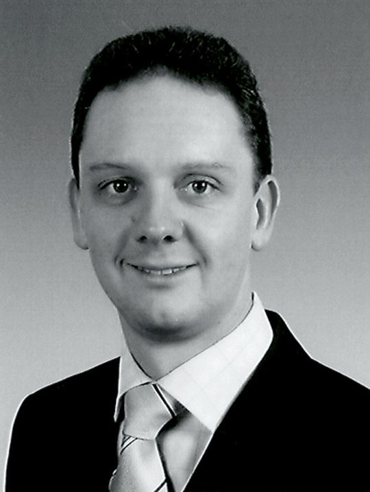 Abb.1: Dr. med. Roman Bux: Medizinstudium an der Universität Ulm (1987-1992), Promotion über den Endotoxin-Nachweis im Blut von Traumapatienten (1993), seit 1999 wissenschaftlicher Mitarbeiter am Zentrum der Rechtsmedizin der J.W. Goethe- Universität Frankfurt a.M. Abb.1: Dr. med. Roman Bux: Medizinstudium an der Universität Ulm (1987-1992), Promotion über den Endotoxin-Nachweis im Blut von Traumapatienten (1993), seit 1999 wissenschaftlicher Mitarbeiter am Zentrum der Rechtsmedizin der J.W. Goethe- Universität Frankfurt a.M.