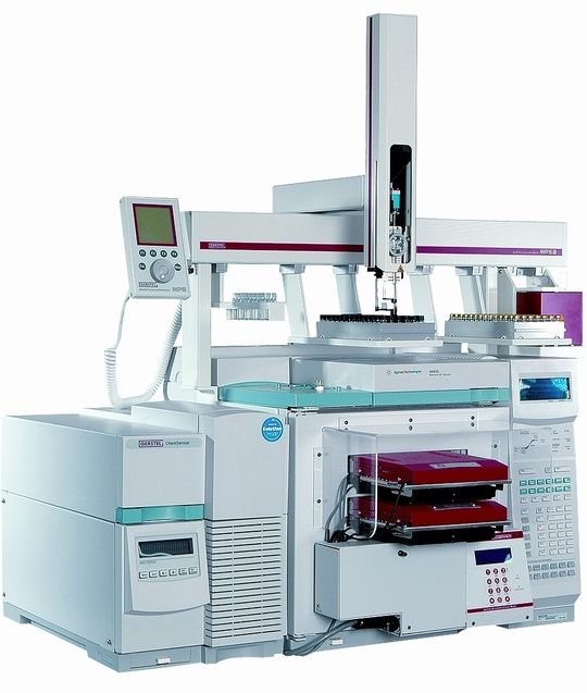 Abb. 1 Das RIC verwendete zur Fast-GC-Analyse von Aromen aus Apfelproben einen GC 6890 in Verbindung mit einem MSD 5975, beide von Agilent Technologies. Der GC wurde für die schnelle Trennung mit einem Mach-Modul von Gerstel ausgestattet. Die Probenvorbereitung erfolgte automatisiert mit einem Gerstel-Multi-Purpose-Sampler (MPS), ebenso die Probenaufgabe in den GC-Injektor; hierbei handelte es sich um ein Gerstel-Kalt-Aufgabe-System (KAS). Im Bild zu sehen ist das Nachfolgemodell des GC 6890, ein GC 7890 mit Doppel-MACH-System. Abb. 1 Das RIC verwendete zur Fast-GC-Analyse von Aromen aus Apfelproben einen GC 6890 in Verbindung mit einem MSD 5975, beide von Agilent Technologies. Der GC wurde für die schnelle Trennung mit einem Mach-Modul von Gerstel ausgestattet. Die Probenvorbereitung erfolgte automatisiert mit einem Gerstel-Multi-Purpose-Sampler (MPS), ebenso die Probenaufgabe in den GC-Injektor; hierbei handelte es sich um ein Gerstel-Kalt-Aufgabe-System (KAS). Im Bild zu sehen ist das Nachfolgemodell des GC 6890, ein GC 7890 mit Doppel-MACH-System.