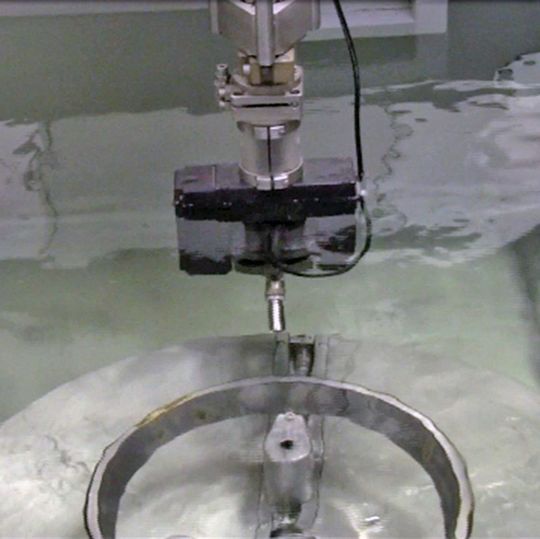 Tauchtechnikprüfung eines Lagerrings mit Scan-Master-Prüfsystem. Tauchtechnikprüfung eines Lagerrings mit Scan-Master-Prüfsystem.