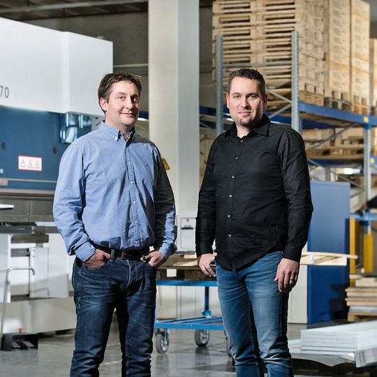 Die Emde-Geschäftsführer Dominik Weibel und Marco Wüst in ihrer Produktionshalle: „Die Faktoren, die in letzter Zeit für produzierende Unternehmen essenziell geworden sind, waren von Anfang an in unserem Konzept enthalten.“ Die Emde-Geschäftsführer Dominik Weibel und Marco Wüst in ihrer Produktionshalle: „Die Faktoren, die in letzter Zeit für produzierende Unternehmen essenziell geworden sind, waren von Anfang an in unserem Konzept enthalten.“