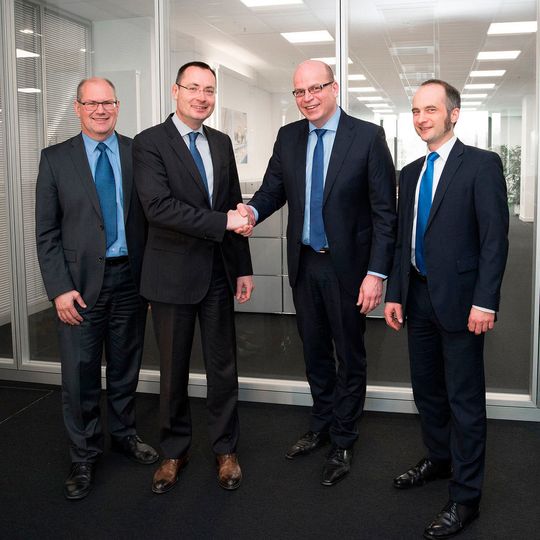 Besuch bei Zeiss in Aalen: Karl-Heinz Raffin, Geschäftsführer der Carl Zeiss Vision GmbH, Aalens Oberbürgermeister Thilo Rentschler, Dr. Matthias Metz, Mitglied des Vorstands der Carl Zeiss AG und Leiter des Unternehmensbereichs Vision Care, und Dr. Timo Mappes (v.l.), verantwortlich für Innovationen des Unternehmensbereichs Vision Care. Besuch bei Zeiss in Aalen: Karl-Heinz Raffin, Geschäftsführer der Carl Zeiss Vision GmbH, Aalens Oberbürgermeister Thilo Rentschler, Dr. Matthias Metz, Mitglied des Vorstands der Carl Zeiss AG und Leiter des Unternehmensbereichs Vision Care, und Dr. Timo Mappes (v.l.), verantwortlich für Innovationen des Unternehmensbereichs Vision Care.