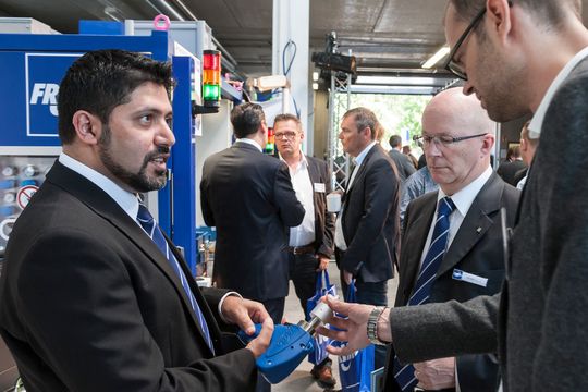 Frimo präsentiert ein mobiles Ultraschallschweißgerät, das sich vor allem für Prototypen, Kleinserien oder Reparaturarbeiten eignen soll. Frimo präsentiert ein mobiles Ultraschallschweißgerät, das sich vor allem für Prototypen, Kleinserien oder Reparaturarbeiten eignen soll.