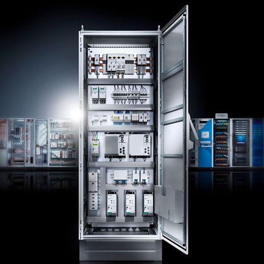 Bei elektrischen Schaltanlagen ist der Potenzialausgleich zwischen allen metallischen Teilen eines Gehäuses ein wichtiger Sicherheitsaspekt. Rittal schafft diesen beim Anreihschrank-System TS 8 auch ohne Erdungsbänder. Bei elektrischen Schaltanlagen ist der Potenzialausgleich zwischen allen metallischen Teilen eines Gehäuses ein wichtiger Sicherheitsaspekt. Rittal schafft diesen beim Anreihschrank-System TS 8 auch ohne Erdungsbänder.