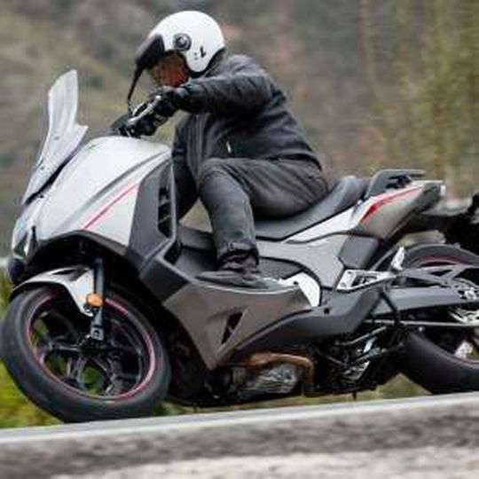 Der Honda Integra ist ein Zwitter aus Motorrad und Roller. Für das Modelljahr 2016 wurde ihm eine Modellüberarbeitung zuteil. Die hat geholfen, wobei ein Nachteil bleibt. Der Honda Integra ist ein Zwitter aus Motorrad und Roller. Für das Modelljahr 2016 wurde ihm eine Modellüberarbeitung zuteil. Die hat geholfen, wobei ein Nachteil bleibt.