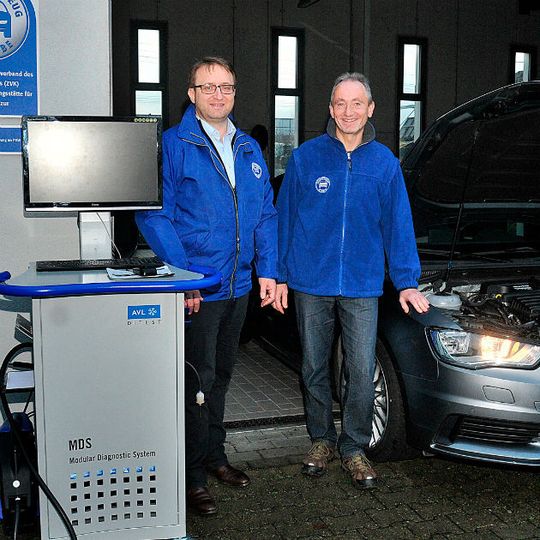 Bereit für AU-Schulungen: Michael Frank (Geschäftsführer; li.) und Klaus Winkler (Schulungsleiter, beide Kfz-Innung Unterfranken). Bereit für AU-Schulungen: Michael Frank (Geschäftsführer; li.) und Klaus Winkler (Schulungsleiter, beide Kfz-Innung Unterfranken).