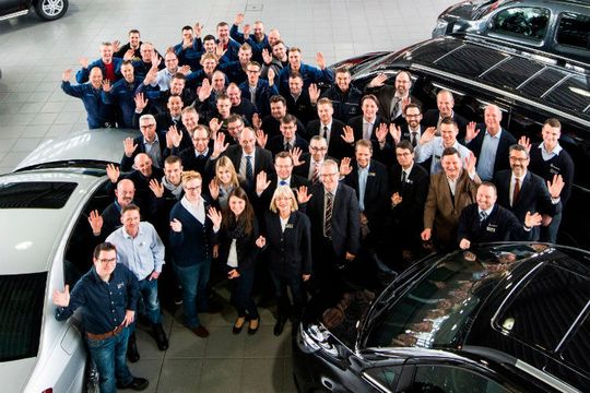 Zusammen mit den Geschäftsführern Sven Holtermann und Richard Lacek-Herbrand freut sich die Belegschaft in Krefeld und Mönchengladbach auf eine erfolgreiche Zukunft in der Herbrand-Gruppe.