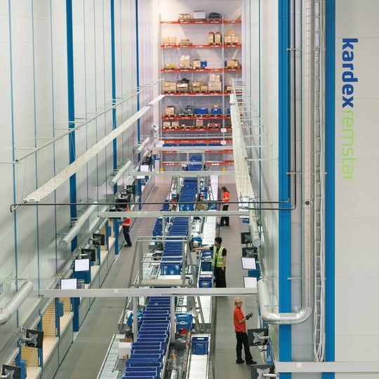Eine neue Lagerverwaltungssoftware zu implementieren erfordert gerade bei großen Lagerbeständen von zig Tausenden verschiedenen Artikeln eine sorgfältige Vorbereitung. Eine neue Lagerverwaltungssoftware zu implementieren erfordert gerade bei großen Lagerbeständen von zig Tausenden verschiedenen Artikeln eine sorgfältige Vorbereitung.