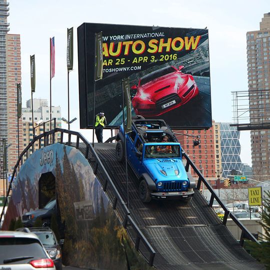 Auf der New York International Auto Show 2016 stehen Themen wie autonomes Fahren, neue Telematik-Systeme – und Elektrifizierung im Fokus der Automobilhersteller. Auf der New York International Auto Show 2016 stehen Themen wie autonomes Fahren, neue Telematik-Systeme – und Elektrifizierung im Fokus der Automobilhersteller.