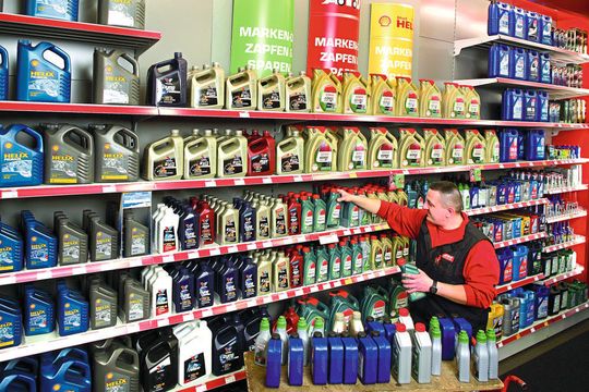 Vor allem dank jeder Menge Additive leisten moderne Motoröle immer mehr. Doch die Chemie hat ihren Preis. Den müssen Autofahrer bezahlen.