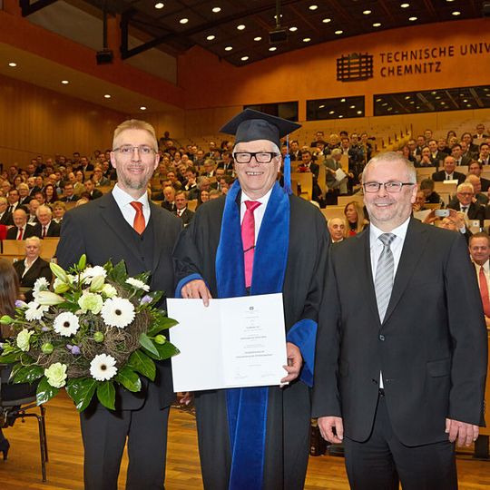 Friedhelm Loh (Bildmitte) wurde von der Technische Universität Chemnitz mit der Ehrendoktorwürde ausgezeichnet. Friedhelm Loh (Bildmitte) wurde von der Technische Universität Chemnitz mit der Ehrendoktorwürde ausgezeichnet.