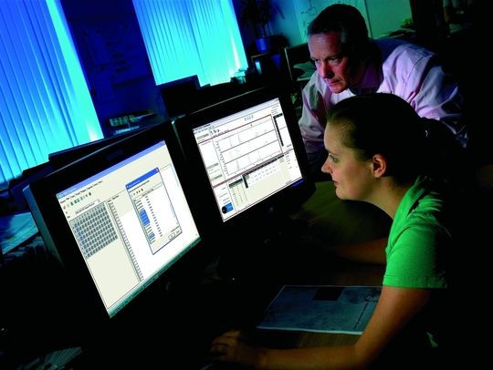 Abb. 1 Der Einsatz von Laborautomation und komplexer Laborsoftware ermöglicht am FSS die Analyse von mehr als einer Millionen DNA-Proben pro Jahr. Abb. 1 Der Einsatz von Laborautomation und komplexer Laborsoftware ermöglicht am FSS die Analyse von mehr als einer Millionen DNA-Proben pro Jahr.