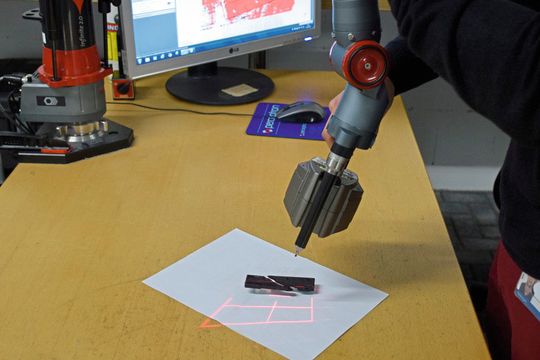 Ein Mitarbeiter der Wulf Gaertner AG erfasst per Laserscanner die Konturen des defekten Teils. Ein Mitarbeiter der Wulf Gaertner AG erfasst per Laserscanner die Konturen des defekten Teils.