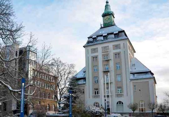 Die R-Biopharm AG hat den Abschluss einer Kooperationsvereinbarung mit Merck (hier im Bild der über einhundert Jahre alte Pützerturm als Wahrzeichen von Merck in Darmstadt) zur Entwicklung von Companion Diagnostics bekanntgegeben. Die R-Biopharm AG hat den Abschluss einer Kooperationsvereinbarung mit Merck (hier im Bild der über einhundert Jahre alte Pützerturm als Wahrzeichen von Merck in Darmstadt) zur Entwicklung von Companion Diagnostics bekanntgegeben.