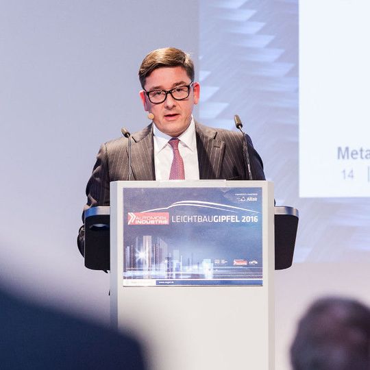 Peter Bernscher stellte die speziellen Warmumformeigenschaften des Phs-Directform-Stahls vor. Peter Bernscher stellte die speziellen Warmumformeigenschaften des Phs-Directform-Stahls vor.