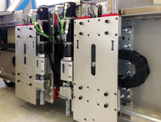 Energieketten von Igus sorgen bei der genauen Anpassung des FTF an jedes Fahrzeug für eine sichere Führung der Leitungen.