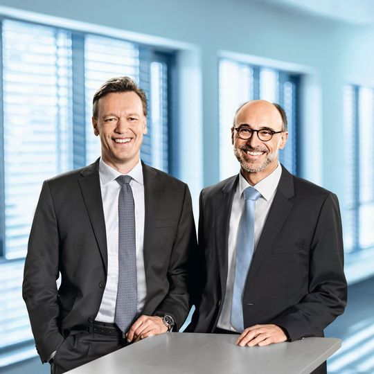 Der KSB-Vorstand (Werner Stegmüller (l.) und Dr. Peter Buthmann) will mit einem ambitionierten Effizienzsteigerungsprogramm bis 2018 die Material-, Sach- und Personalkosten um 10% reduzieren. Der KSB-Vorstand (Werner Stegmüller (l.) und Dr. Peter Buthmann) will mit einem ambitionierten Effizienzsteigerungsprogramm bis 2018 die Material-, Sach- und Personalkosten um 10% reduzieren.