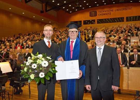 Friedhelm Loh erhält die Ehrendoktorwürde der TU Chemniz und wird für sein Lebenswerk gelobt. Friedhelm Loh erhält die Ehrendoktorwürde der TU Chemniz und wird für sein Lebenswerk gelobt.