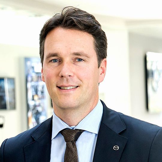 Bernhard Kaplan (42) übernimmt am 1. April 2016 die Leitung von Mazda Deutschland. Bernhard Kaplan (42) übernimmt am 1. April 2016 die Leitung von Mazda Deutschland.