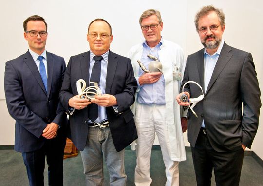 Dr. Jan Schmitto, Patient Uwe S., Professor Dr. Axel Haverich und Professor Dr. Martin Strüber von der Medizinischen Hochschule Hannover mit unterschiedlichen Modellen des Heartmate. Dr. Jan Schmitto, Patient Uwe S., Professor Dr. Axel Haverich und Professor Dr. Martin Strüber von der Medizinischen Hochschule Hannover mit unterschiedlichen Modellen des Heartmate.