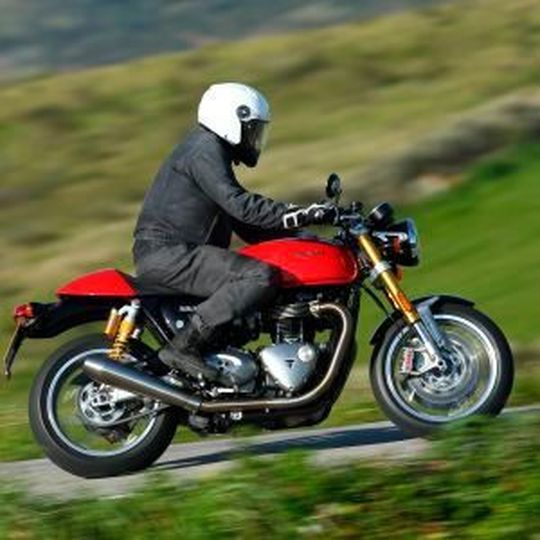 Die auf der Bonneville T 120 beruhende sportliche Triumph Thruxton R imponiert gleichermaßen durch Stil, Leistung und Geschmeidigkeit Die auf der Bonneville T 120 beruhende sportliche Triumph Thruxton R imponiert gleichermaßen durch Stil, Leistung und Geschmeidigkeit
