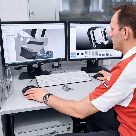 Porsche und das Maschinenbauunternehmen DMG Mori kooperieren bei der Komponentenfertigung des Automobilherstellers. Porsche und das Maschinenbauunternehmen DMG Mori kooperieren bei der Komponentenfertigung des Automobilherstellers.