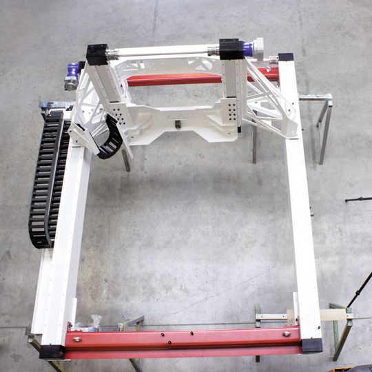 Das Achsportal haben die Ingenieure von Indunorm auf Linearitäten, Winkligkeit und Positionierfehler im Raum vermessen. Das Achsportal haben die Ingenieure von Indunorm auf Linearitäten, Winkligkeit und Positionierfehler im Raum vermessen.