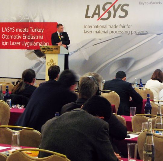 Lasys meets Turkey: Fachvorträge über das gesamte Anwendungsspektrum modernster Lasertechnik sowie eine Parallelausstellung namhafter Laser-Experten, haben in Istanbul ein Informationsfeuerwerk in Sachen Laser-Materialbearbeitung für potenzielle Anwender aus der türkischen Automobilbau-Szene entfacht. Lasys meets Turkey: Fachvorträge über das gesamte Anwendungsspektrum modernster Lasertechnik sowie eine Parallelausstellung namhafter Laser-Experten, haben in Istanbul ein Informationsfeuerwerk in Sachen Laser-Materialbearbeitung für potenzielle Anwender aus der türkischen Automobilbau-Szene entfacht.