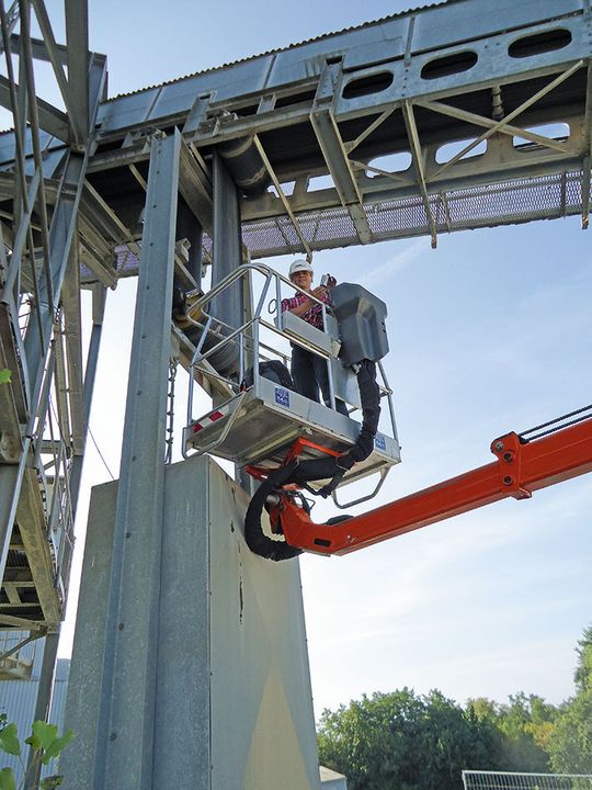 Mit «Simalube Impulse» ist Instandhaltung kosteneffizient und ungefährlich. Mit «Simalube Impulse» ist Instandhaltung kosteneffizient und ungefährlich.