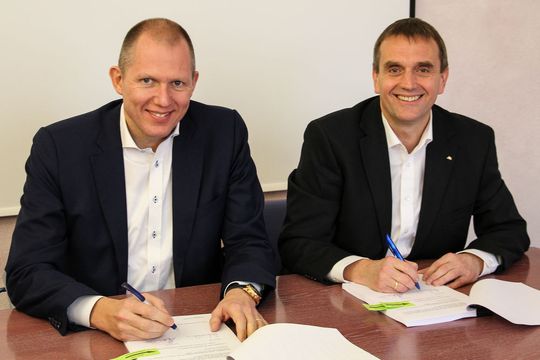 Jens Bjørn Andersen (DSV, l.) und Christian Bodi (dm) bei der Vertragsunterzeichnung. Jens Bjørn Andersen (DSV, l.) und Christian Bodi (dm) bei der Vertragsunterzeichnung.