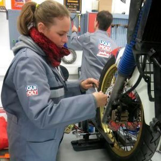 Polo schult sein Verkaufspersonal in puncto Technik. Polo schult sein Verkaufspersonal in puncto Technik.