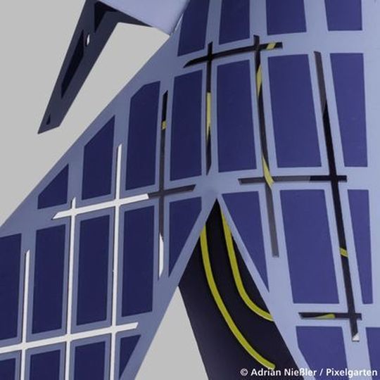 Um das funktionale Potenzial der flexiblen Elektronik un dderen Machbarkeit zu demonstrieren, entwickelte das Fraunhofer FEP die "Nachtfliege". Sie ziert ein leuchtendes Muster, für das auf einem flexiblen Träger OLEDs prozessiert wurden.