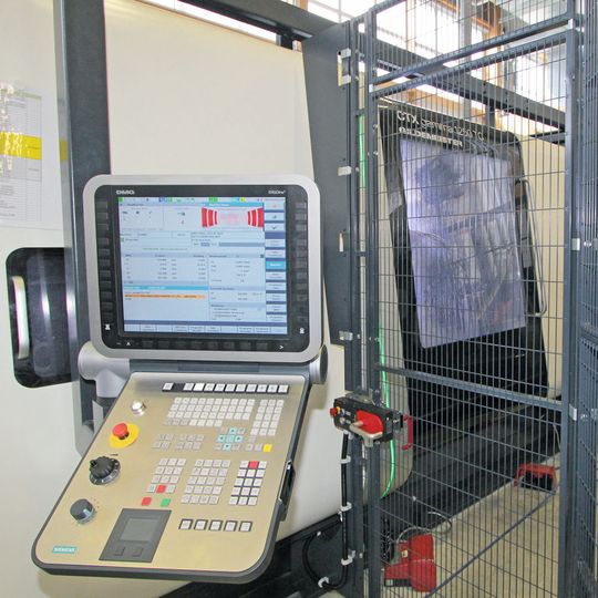 Bild 1: Die technikübergreifende Maschinensteuerung ermöglicht sämtliche Bearbeitungsmethoden und Funktionen dieses Dreh-Fräszentrums, das von einem Roboter beladen wird. Bild 1: Die technikübergreifende Maschinensteuerung ermöglicht sämtliche Bearbeitungsmethoden und Funktionen dieses Dreh-Fräszentrums, das von einem Roboter beladen wird.