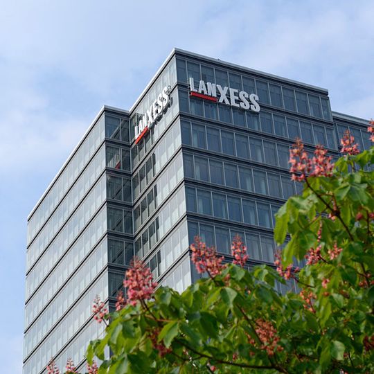 Lanxess und Saudi Aramco haben am 1. April 2016, die Gründung des 50:50-Gemeinschaftsunternehmens Arlanxeo abgeschlossen. Lanxess und Saudi Aramco haben am 1. April 2016, die Gründung des 50:50-Gemeinschaftsunternehmens Arlanxeo abgeschlossen.