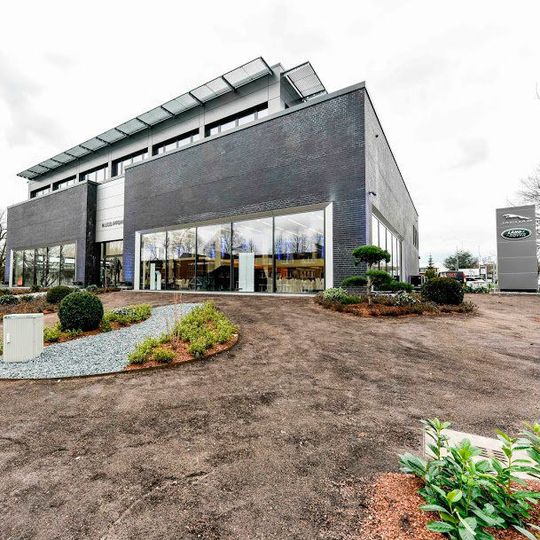 Das neue Jaguar- und Land-Rover-Autohaus befindet sich auf der viel befahrenen Hamburger Alsterkrugchausseee. Das neue Jaguar- und Land-Rover-Autohaus befindet sich auf der viel befahrenen Hamburger Alsterkrugchausseee.