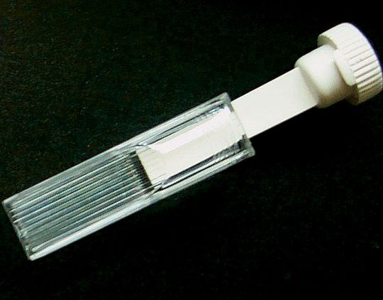 Abb.1: Der pab-Elisa- Stick auf Basis nachwachsender Rohstoffe. Abb.1: Der pab-Elisa- Stick auf Basis nachwachsender Rohstoffe.