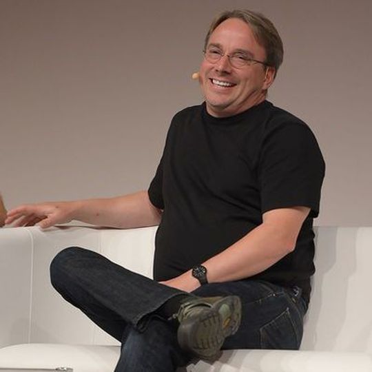 Linus Torvalds, der Initiator des freien Betriebssystems Linux, fordert ein Umdenken im Embedded-Umfeld. Hersteller von Geräten, die an das IoT angeschlossen sind, müssen sicherstellen, dass diese Devices mit Sicherheits-Updates versorgt werden. Linus Torvalds, der Initiator des freien Betriebssystems Linux, fordert ein Umdenken im Embedded-Umfeld. Hersteller von Geräten, die an das IoT angeschlossen sind, müssen sicherstellen, dass diese Devices mit Sicherheits-Updates versorgt werden.