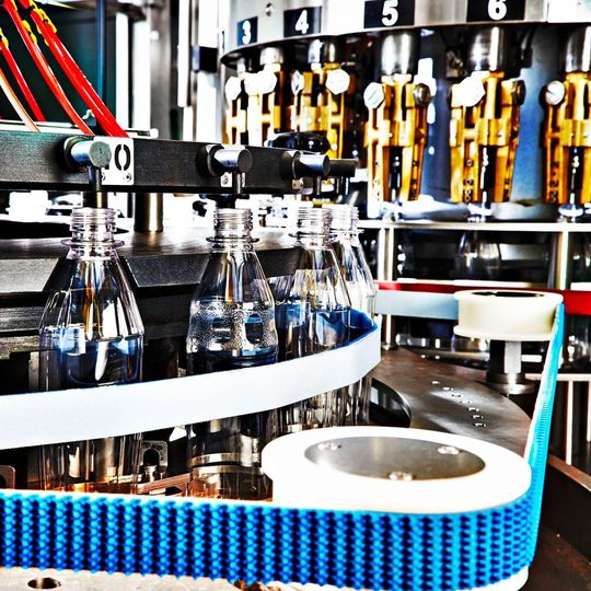 Abschrauben – Einspritzen – Inspizieren: Dank eines dynamischen Energiespeichers bleibt selbst bei Stromausfall die Synchronität erhalten. Abschrauben – Einspritzen – Inspizieren: Dank eines dynamischen Energiespeichers bleibt selbst bei Stromausfall die Synchronität erhalten.