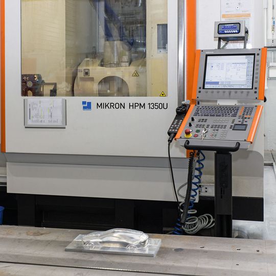 Eine der beiden Mikron HPM 1350U wird im Opel-Design-Zentrum heute ausschließlich zur Leichtmetallbearbeitung verwendet. Zum Beispiel für das Fräsen von hochpräzisen Fahrzeug-Miniaturen. Eine der beiden Mikron HPM 1350U wird im Opel-Design-Zentrum heute ausschließlich zur Leichtmetallbearbeitung verwendet. Zum Beispiel für das Fräsen von hochpräzisen Fahrzeug-Miniaturen.