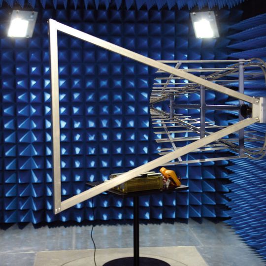 Bild 1: Diese von Rohde & Schwarz ausgestattete, 3-m-SAC (Semi Anechoic Chamber) entspricht der Norm CISPR-16 Bild 1: Diese von Rohde & Schwarz ausgestattete, 3-m-SAC (Semi Anechoic Chamber) entspricht der Norm CISPR-16