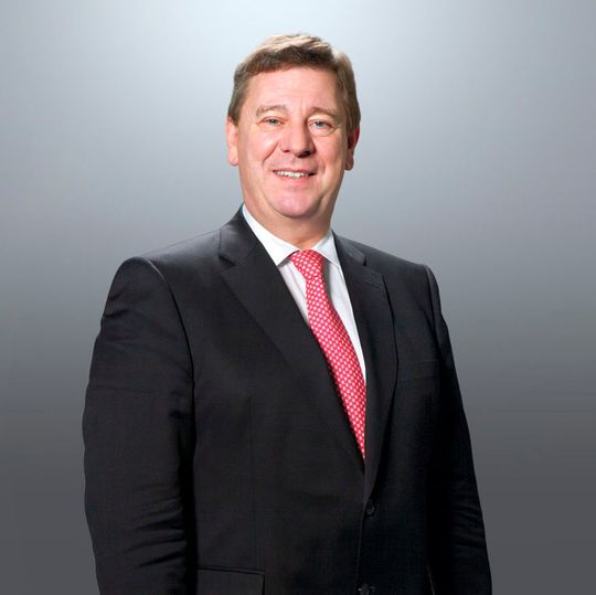 Dr. Rüdiger Kapitza war Vorsitzender des Vorstands seit April 1996. Er wurde 1992 in den Vorstand der Gildemeister-Aktiengesellschaft berufen. Dr. Rüdiger Kapitza war Vorsitzender des Vorstands seit April 1996. Er wurde 1992 in den Vorstand der Gildemeister-Aktiengesellschaft berufen.