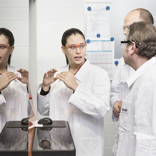 Myriam Suarez arbeitet im Bereich Engineering & Maintenance bei BASF in Ludwigshafen. Ein neuer Videobeitrag der VDI-Kampagne zeigt, dass sie für die vernetzte Fabrik der Zukunft zunächst kluge Köpfe verbinden muss. Myriam Suarez arbeitet im Bereich Engineering & Maintenance bei BASF in Ludwigshafen. Ein neuer Videobeitrag der VDI-Kampagne zeigt, dass sie für die vernetzte Fabrik der Zukunft zunächst kluge Köpfe verbinden muss.