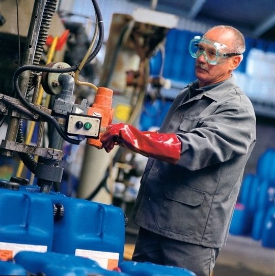 Chemclassic bietet Schutz bei Arbeiten in der chemischen Produktion. Bild: Mewa Chemclassic bietet Schutz bei Arbeiten in der chemischen Produktion. Bild: Mewa