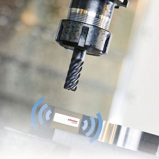 Im Sinne von Industrie 4.0 kommunizieren auf Baugruppen oder Bauteilen angebrachte RFID-Labels mit der Maschine. Im Sinne von Industrie 4.0 kommunizieren auf Baugruppen oder Bauteilen angebrachte RFID-Labels mit der Maschine.